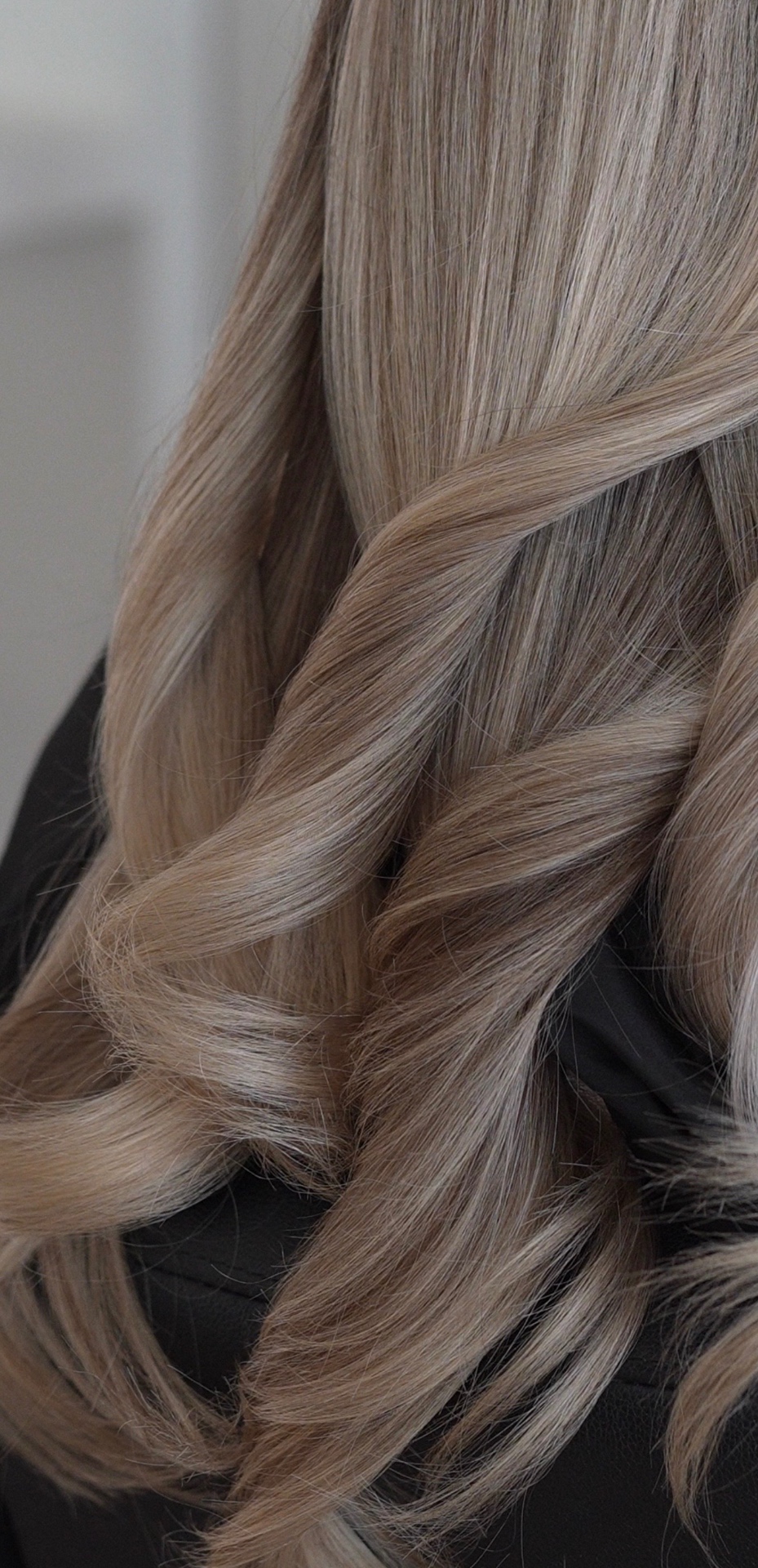 Balayage resultaat — zachte dimensies en lichtreflectie